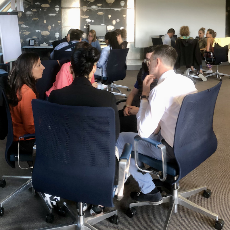 La variété des activités et la puissance des questions font le richesse des temps d'intelligence collective : world café, forum ouvert, codev, créativité individuelle, en binôme et trinômes, en sous-groupes et en plénière